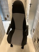 Fotel Motoblend z obrotnicą do trojaczków prawy, pojedynczy, z tapicerką