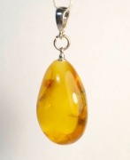 wisiorek z bursztynu w kształcie kropli