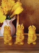 Świeca zajączek z kwiatem z wosku pszczelego