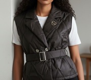 Kamizelka pikowana z paskiem i broszką - czekoladowa