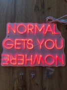 Neon LED "Normal gets you nowhere" – Czerwony (42x29 cm)