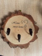 Wieszak ścienny. Plaster drewna. Home sweet home.