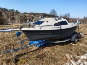 Łódź motorowa z kabiną