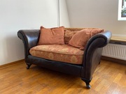 Sofa dwuosobowa z poduszkami