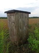 Drewniany wychodek, toaleta na budowę