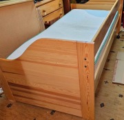 Łóżko drewniane, 90x2000 w bardzo dobrym stanie