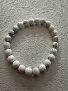 Bransoletka z kamienia – howlit biały fasetowany 8 mm 