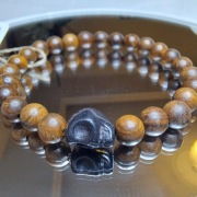 Bransoletka męska  z drewna egzotyczneo z czaszką z czarnego Howlitu