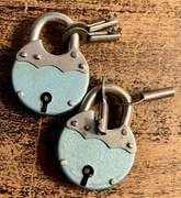 Zestaw 2x Kłódka PRL z 2 kluczami – metalowa, błękitno-zielona, retro