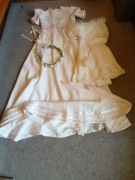 Sukienka komunijna z pelerynką i wiankiem 