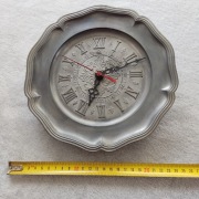 Zegar cynowy sygnowany sprawny.Oryginalny mech.