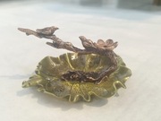 Metalowa kadzielnica - sadzawka z żabką i ptakiem