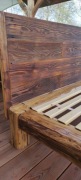 Łozko ze starych bali 