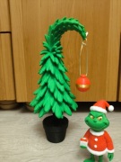 Choinka i, co dziwne, uśmiechnięty Grinch.