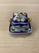 Miniaturowa waza z motywem kwiatowym