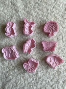 Foremki do ciastek zwierzątka zestaw 8 szt. różowe wykrawacze pierniki