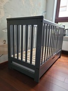 Klupś IWO - szare łóżeczko z szufladą i materacem + komoda