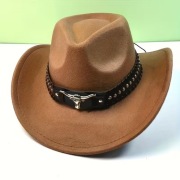 Klasyczny kapelusz kowbojski z ozdobnym paskiem.