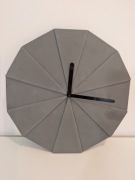 Betonowy zegar ścienny – geometryczny design