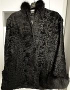 Kurtka czarna karakuły z kapturem obszytym czarnym  naturalnym lisem.