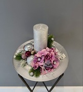 Elegancki świąteczny stroik na srebrnym talerzu.