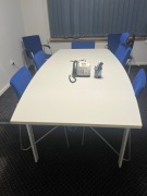 Stół konferencyjny "beczka" z mediaportem