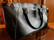 KAZAR czarna lakierowana torebka na ramię ze złotymi detalami