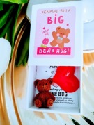  Mini zestaw prezentowy "Bear Hug" – mały miś z serduszkiem 