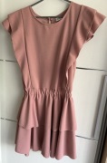 Sukienka pudrowy róż na krótki rękaw 