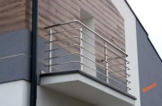 Balustrady ze stali nierdzewnej - drewno, szkło