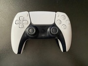 biały kontroler do konsoli ps5 
