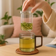 Elegancka Szklanka do Herbaty – Szkło Borokrzemowe z Drewnianą Rączką