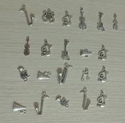 Zawieszki wisiorki instrumenty nutki gitara saksofon skrzypce klucz