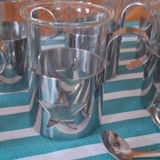 Małe szklanki w koszyczkach 