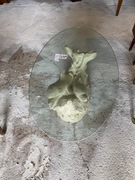 szklana ława z delfinami u podstawy