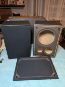 Puste kolumny głośnikowe