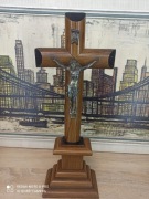 Duży krucyfiks stojący – drewno + metalowa figura Chrystusa