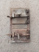 Stare żeliwne drzwiczki hermetyczne do pieca wędzarni sygn. KZPT KOŃSKIE