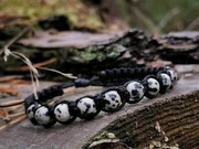 Bransoletka różaniec jaspis dalmatyński kamienie naturalne makrama talizman