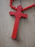 Duży krzyż drewniany czerwonym,naszyjnik, wisiorek z  łańcuszkiem