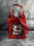 Dekoracyjna figurka misiów w eleganckim opakowaniu prezentowym