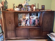 Duża drewniana witryna vintage z rattanowymi frontami