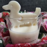 Świeca sojowa  "Green Essence" jamnik z serduszkiem, Robea 