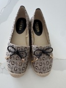 Piękne espadryle Guess w beżowym kolorze złote przywieszki z Logo 22,5 cm