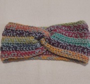 Opaska do włosów robiona na szydełku
