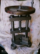 Miniaturowa prasa balansowa skok 100mm 50kg prasa śrubowa ścisk przyrząd