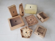 Zestaw duże ozdobne pudełka kartonowe z okienkiem, sianko – 8 szt.