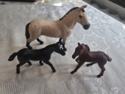 Zestaw koników Schleich Hanowerski duży i źrebaki x2