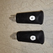 Podnóżki kierowcy L i P OEM Harley Dav. FXBBS Softail18-24 50501106