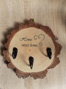 Wieszak ścienny. Plaster drewna. Home sweet home.